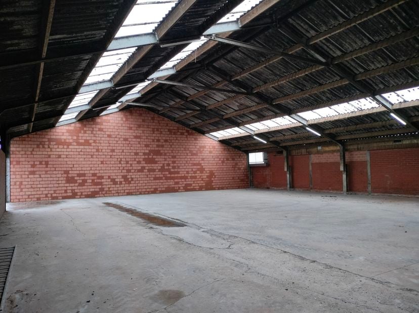 Op een vlot bereikbare locatie in Ruddervoorde bevindt zich deze ruime opslagloods van ca. 400 m². De loods is ideaal voor opslag, logistiek of lichte