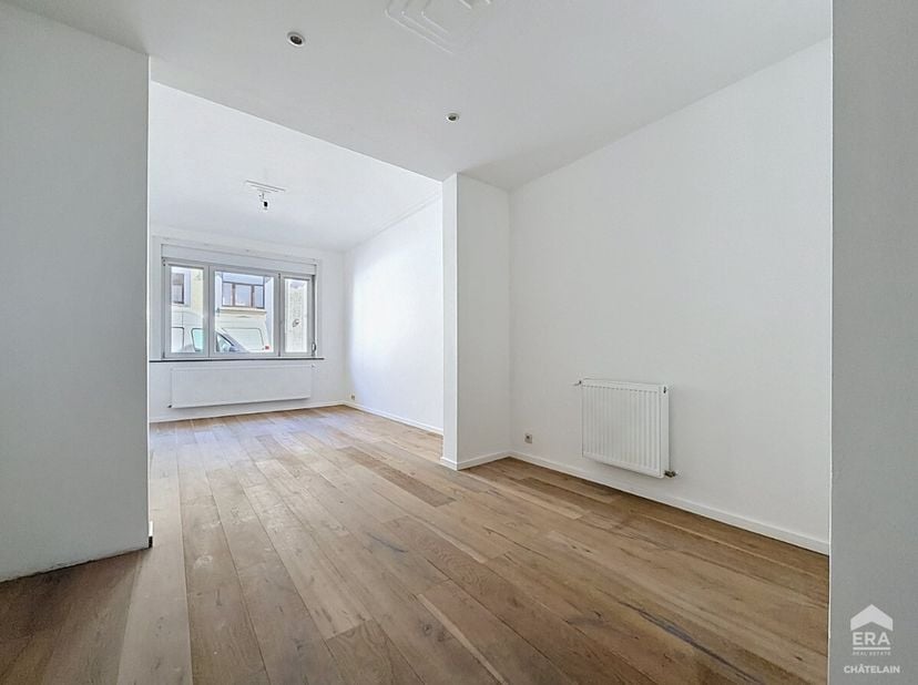 Appartement de 1 chambre avec terrasse et jardin  UccleERA Châtelain vous propose ce magnifique appartement, idéalement situé à Forest. Dune surface b