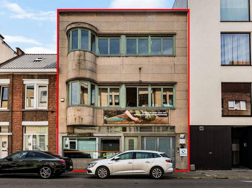 In het hart van Sint-Niklaas bevindt zich dit uitzonderlijk ruime en uiterst veelzijdige gebouw met een indrukwekkende bruikbare oppervlakte van maar