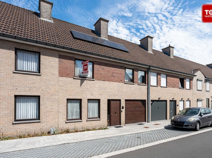 Deze instapklare en energiezuinige woning is rustig gelegen in een aangename straat nabij het centrum van Eeklo. <br />
Dankzij de vlotte verbinding e