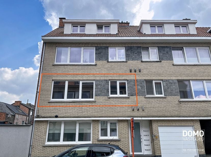 Heeft u interesse? Plan uw bezoek rechtstreeks via onze website www.domovastgoed.be.<br />
Ontdek dit lichtrijk appartement dichtbij het centrum van H