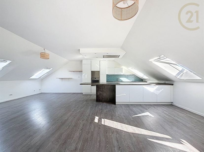 Century 21 Alliance - Demeuse biedt je deze prachtige flat, ideaal gelegen in Auvelais, met modern comfort en kwaliteitskenmerken.<br />
Gelegen op de