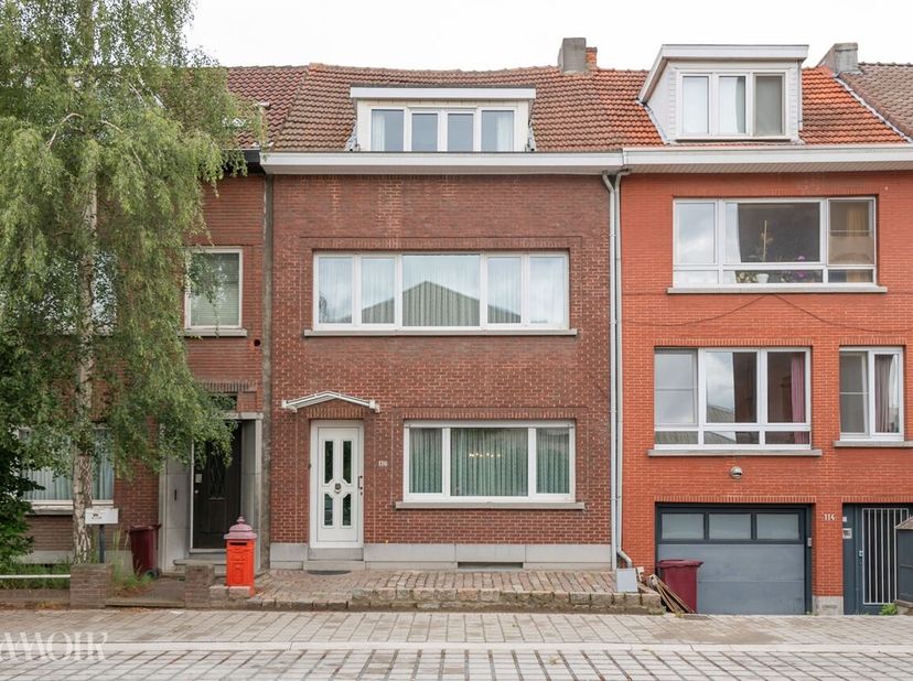 Deze ruime woning is centraal gelegen nabij winkels, scholen, openbaar vervoer en belangrijke invalswegen. Dankzij deze gunstige ligging geniet u van