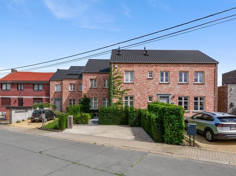 Op een aangename en rustige locatie bevindt zich deze prachtige woning met parkeergelegenheid, gebouwd in 2019 en afgewerkt volgens een bijzonder smaa