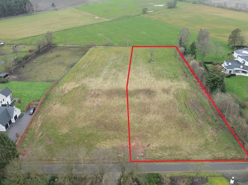Uniek bouwperceel (met achterliggend agrarisch gebied) in residentiële omgeving met een oppervlakte van 2.217 m² (+ achterliggend perceel van 3.512 m²