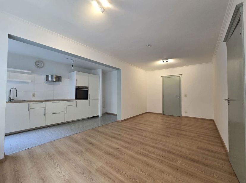 Welkom in Leuven! Op zoek naar een gezellige woonplek op een absolute toplocatie? Dit lichtrijke gelijkvloerse appartement in Residentie Lovania combi