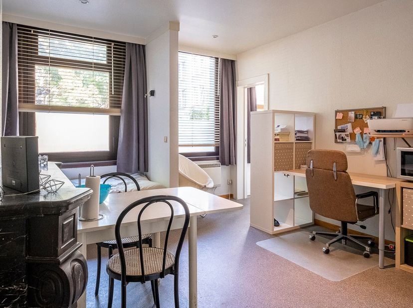 ENKEL VOOR STUDENTEN!!!<br />
Ruime studentenstudio gelegen in de Steenbergstraat 2.  Vlakbij campussen van de KUL en KDG Groenplaats. De studio +- 18
