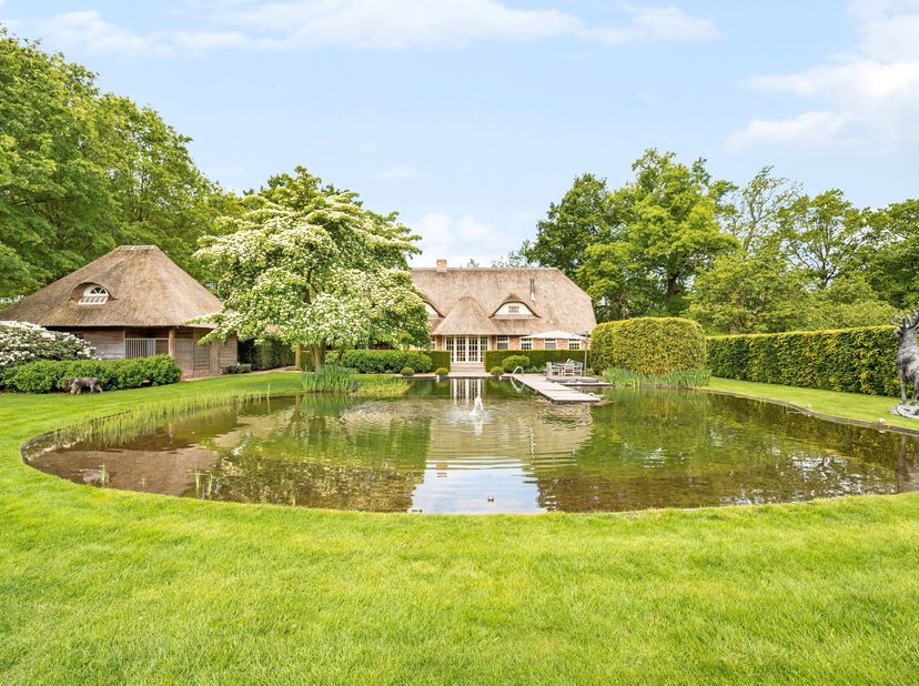 Te midden van rust en groen, verscholen op een indrukwekkend domein van maar liefst 2,3 hectare, bevindt zich deze uitzonderlijke hoeve, gebouwd in 20