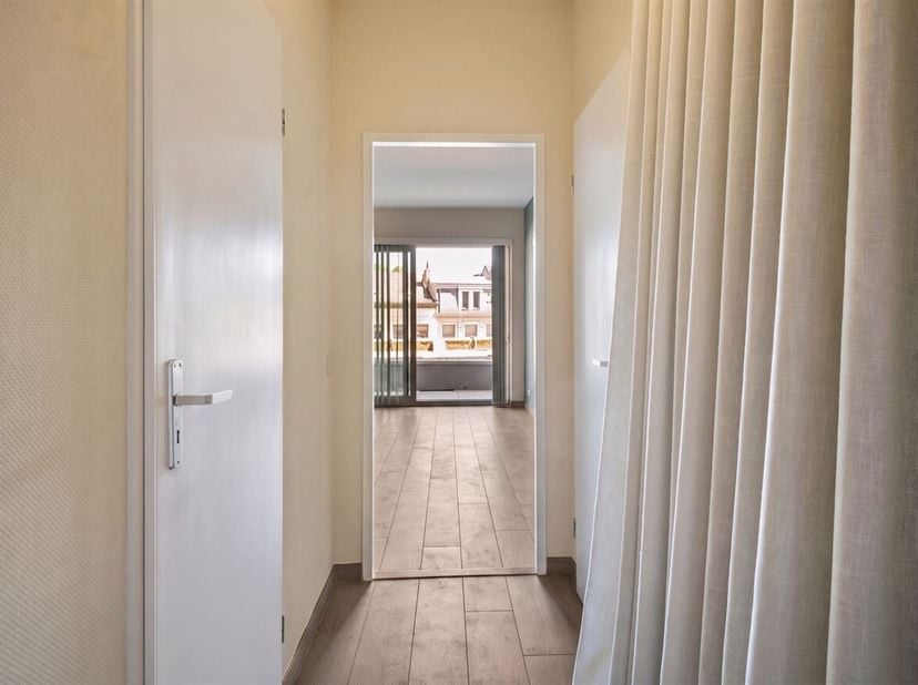 Modern gerenoveerd (2021) studio-appartement (38m²) met ruim terras (9m²) op toplocatie te Antwerpen!<br />
Ligging: Gelegen op toplocatie te Antwerpe