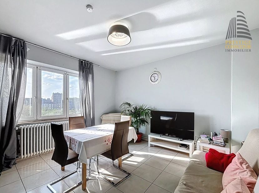 ANDERLECHT - REF: 87094202 -  CHARMANT STUDIO MET UITZICHT OP HET KANAAL !!<br />
Gelegen op de derde verdieping van een kleine coöperatie, ontdek dit