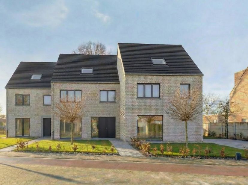Gelegen in het centrum van Lievegem, op een mooi perceel van 222 m², bevindt zich deze ruime en energiezuinige nieuwbouwwoning. De woning werd opgetro