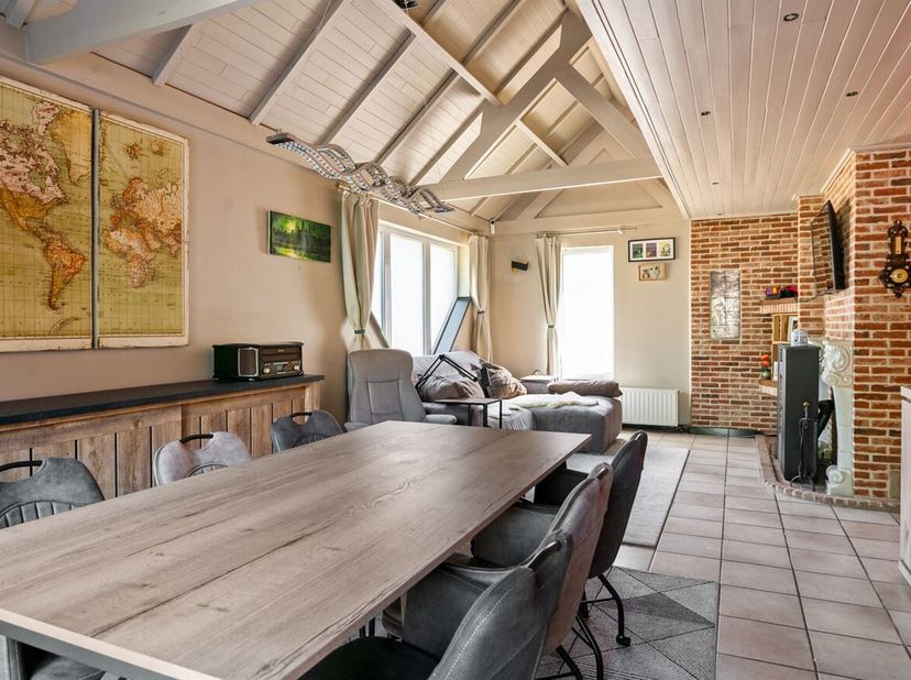 Cette charmante maison mitoyenne située dans la Hogenakkerstraat offre tout ce dont une famille a besoin : trois chambres, un jardin agréable, un gara
