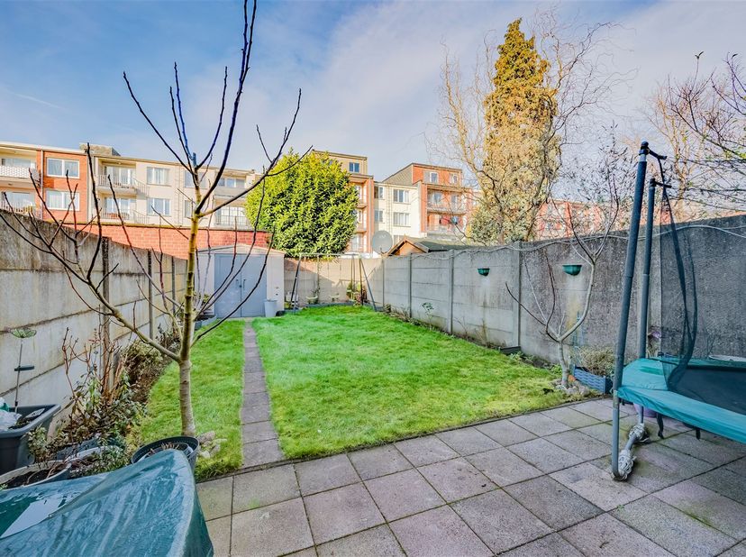 Wonen in een groene omgeving, vlakbij de Bremweide en het Rivierenhof in Deurne, en toch met alle dagelijkse voorzieningen binnen handbereik? Dit geli
