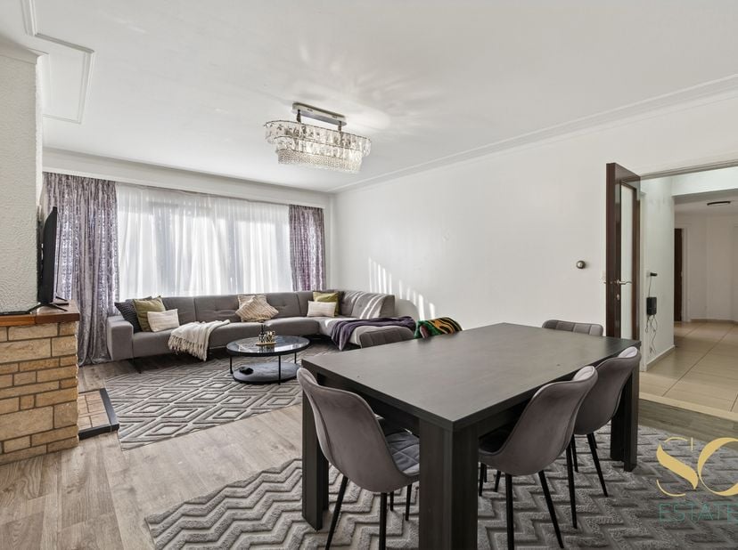 We stellen u dit appartement van 109 m² volgens EPC voor, gelegen op de 1e verdieping van een gebouw van 5 verdiepingen met lift, ideaal gelegen in La