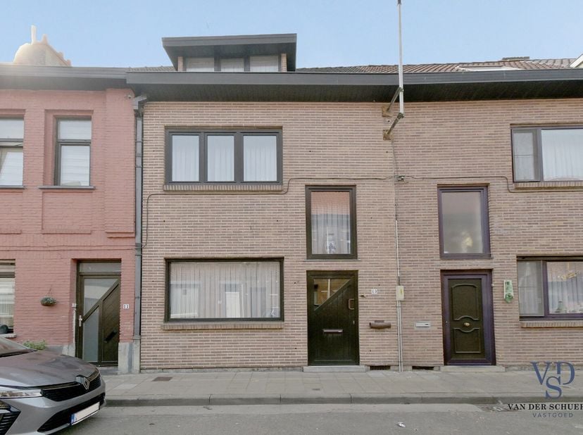Bijzonder degelijke woning met op het gelijkvloers een aangename leefruimte, aansluitend op een eigentijdse, vernieuwde keuken. De functionele badkame