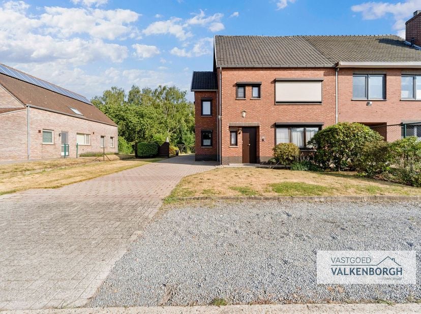 Bezoeken ter plaatse worden ingepland via e-mail:&amp;nbsp;bart@vastgoedvalkenborgh.be<br />
<br />
Broekstraat 6 3590 Diepenbeek: Ruime halfopen gezinswo