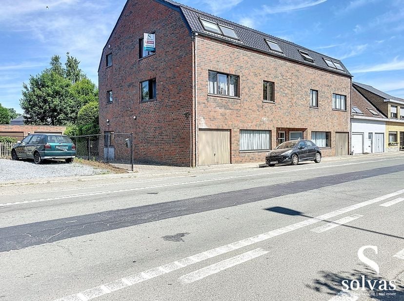 Dit ruime dakappartement bevindt zich op de tweede verdieping en is praktisch ingedeeld met: een inkomhal, een volledig ingerichte keuken met vaatwass