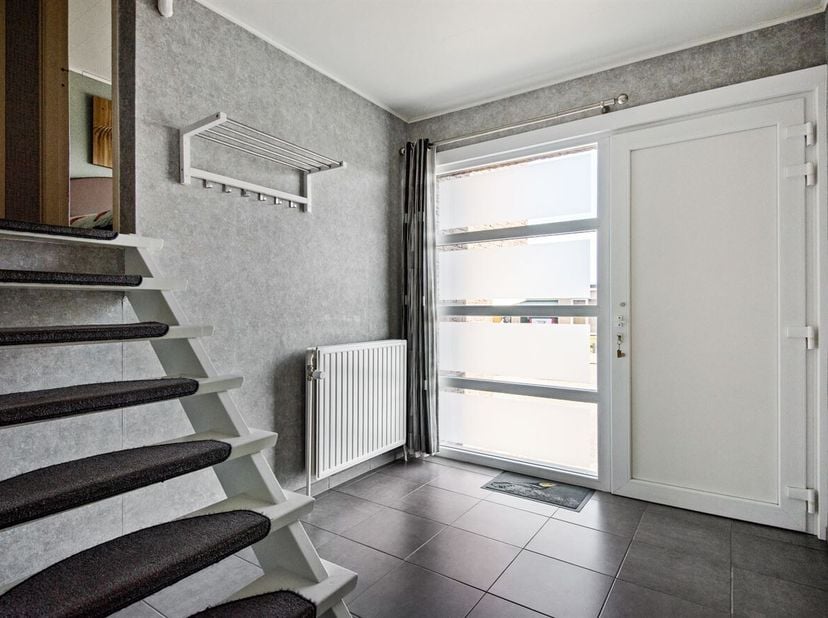 Deze instapklare gezinswoning in de Molenstraat 160 te Nijlen combineert ruimte, comfort en een gunstige ligging. Via de ruime inkomhal komt u in de l