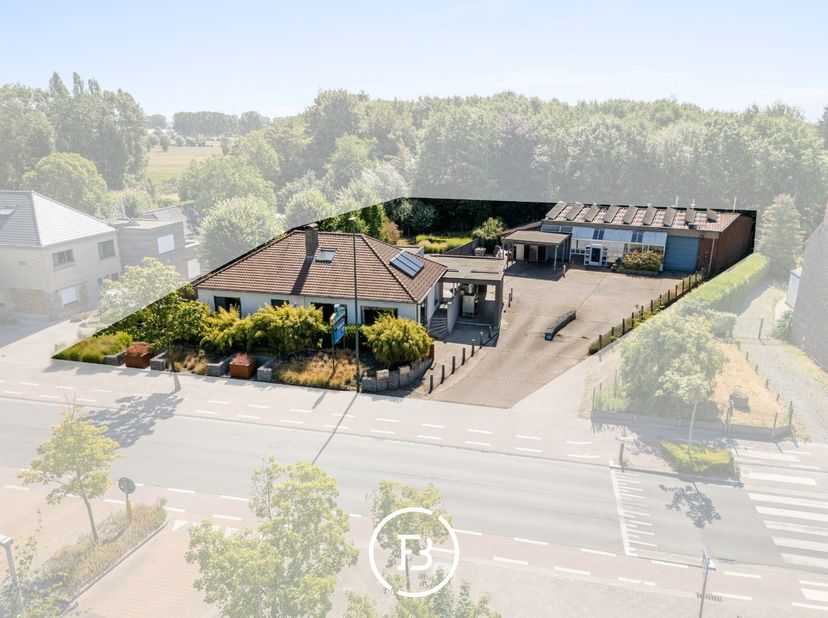 In de Polenstraat in Sleidinge bevindt zich deze uitzonderlijke woon-werkopportuniteit, strategisch en zichtbaar gelegen op een perceel van 1.997 m².