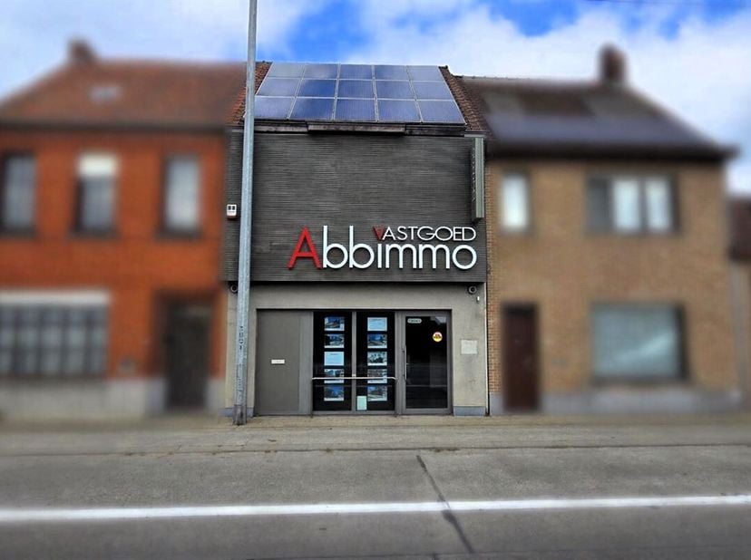 Volledig ingerichte kantoorruimte/praktijkruimte te koop Waregem.<br />
Inkom met vitrine en wachtplaats, een ontvangstruimte, een droge kelder/archie