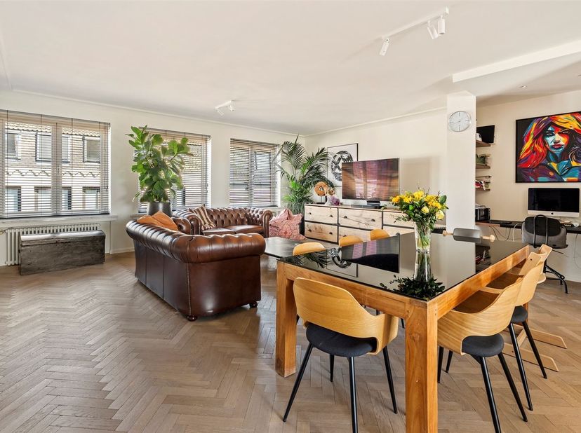 Dit royaal en luxueuze appartement bevindt zich op de 2de verdieping van residentie 'Kristina' en heeft een totale oppervlakte van 180m². We betreden