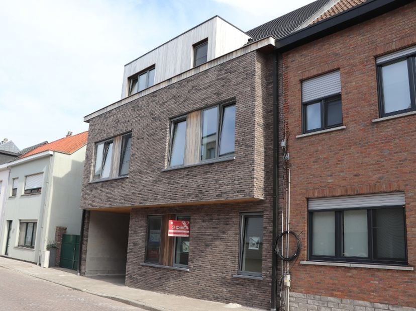 Volledig instapklaar appartement met LIFT op de 1eV bestaande uit:&amp;nbsp; -1: privatieve kelder; 1eV: een inkomhall, een leefruimte, een berging, een i