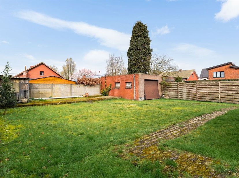 In de "schrijverswijk" van Beerse, bieden wij u aan, een laagbouwwoning in houtskeletbouw op een kavel van ca 525  m² grond. <br />
Een rustige en kin