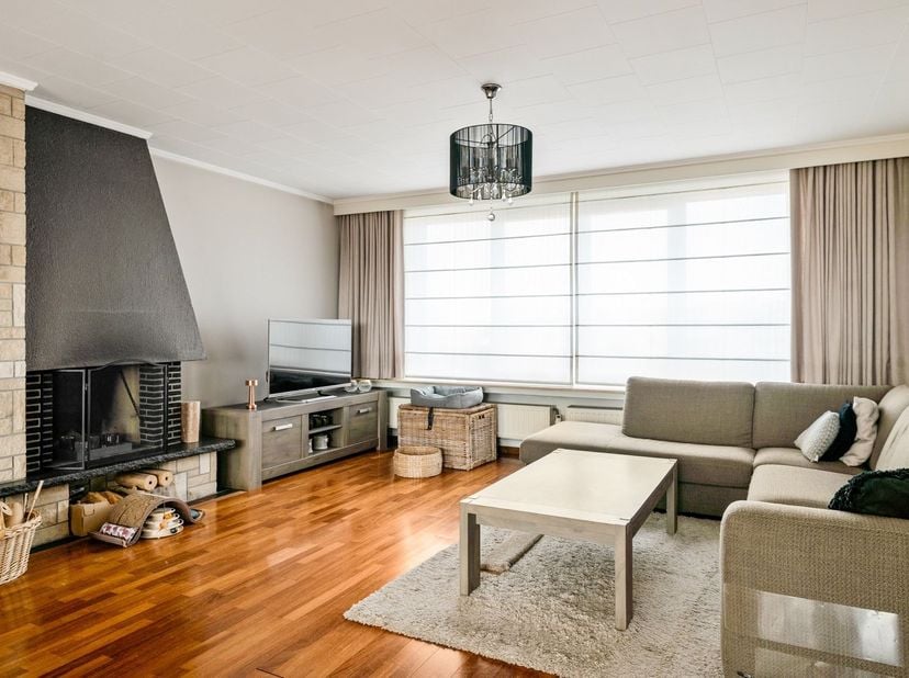 Situé au dernier étage d'un immeuble résidentiel bien entretenu de la Bisschoppenhoflaan à Deurne, cet appartement-terrasse est prêt à emménager. Grâc