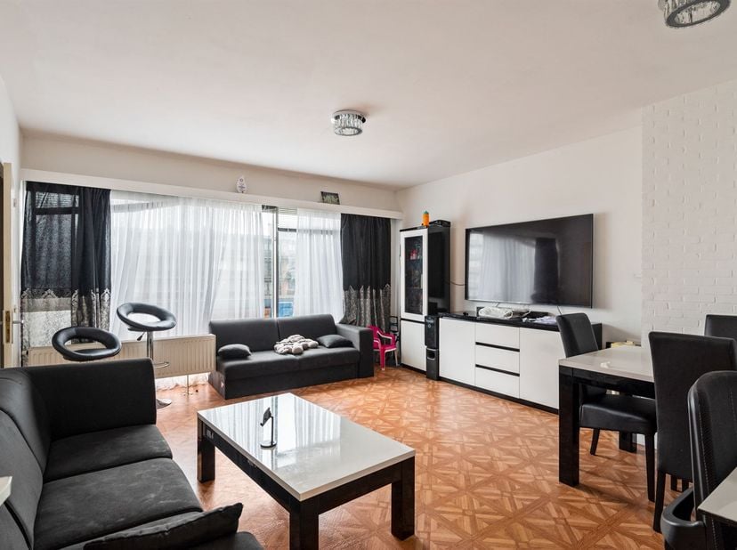 Te renoveren appartement met 2 slaapkamers en terrasje!<br />
<br />
Ligging: Dit appartement is zeer gunstig en centraal gelegen nabij de Bredabaan