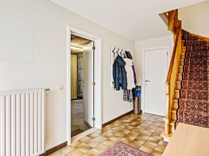 Ligging:<br />
Deze charmante woning is gelegen in een rustige woonstraat met een uitstekende bereikbaarheid en een Mobiscore van 9,1/10. Supermarkte