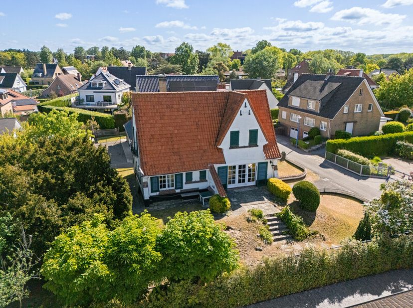 Sint-Idesbald: Te renoveren typische kustvilla op rustige locatie. Deze charmante villa uit 1952 geniet van een topligging en ademt karakter en authen