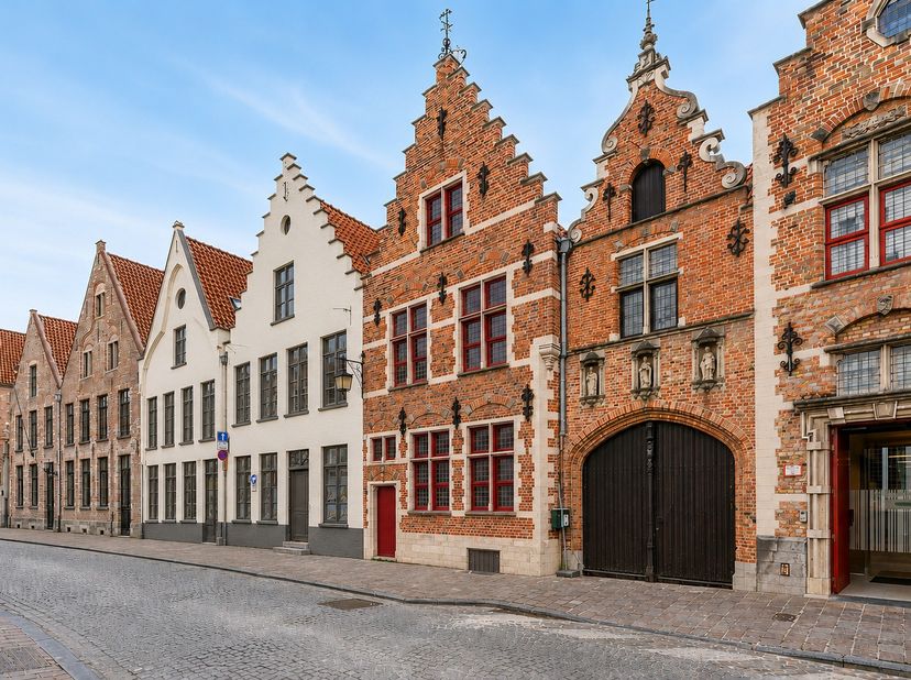 Ontdek een aangenaam en lichtrijk appartement binnen dit nieuwbouwproject in het hart van Brugge — perfect voor wie comfortabel en centraal wil wonen.
