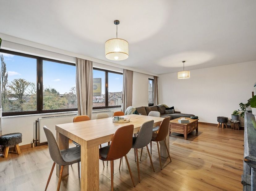 Dit instapklare appartement is gelegen in het hart van Tienen en biedt een standaard van comfort en luxe. Het appartement beschikt over een ruime leef