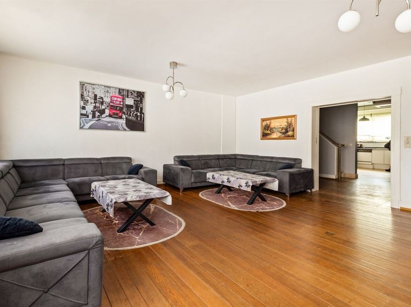 Centraal gelegen appartement met 4 slaapkamers in centrum Genk <br />
Dit ruime appartement bevindt zich op een uiterst gegeerde locatie in het centru