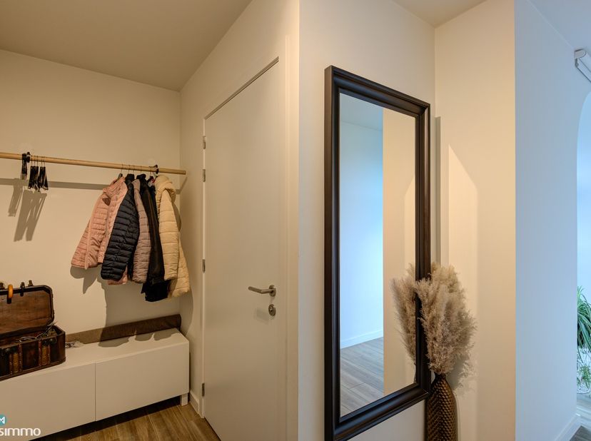 RIANT, INSTAPKLAAR DUPLEXAPPARTEMENT MET 2 SLAAPKAMERS EN 2 AUTOSTAANPLAATSEN IN MOELINGEN<br />
<br />
***Bekijkt U deze woning via een aanverwante w
