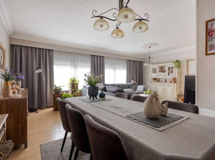 Dit instapklare appartement op de eerste verdieping combineert comfort, ruimte en een centrale ligging. U geniet hier van alle voorzieningen binnen ha