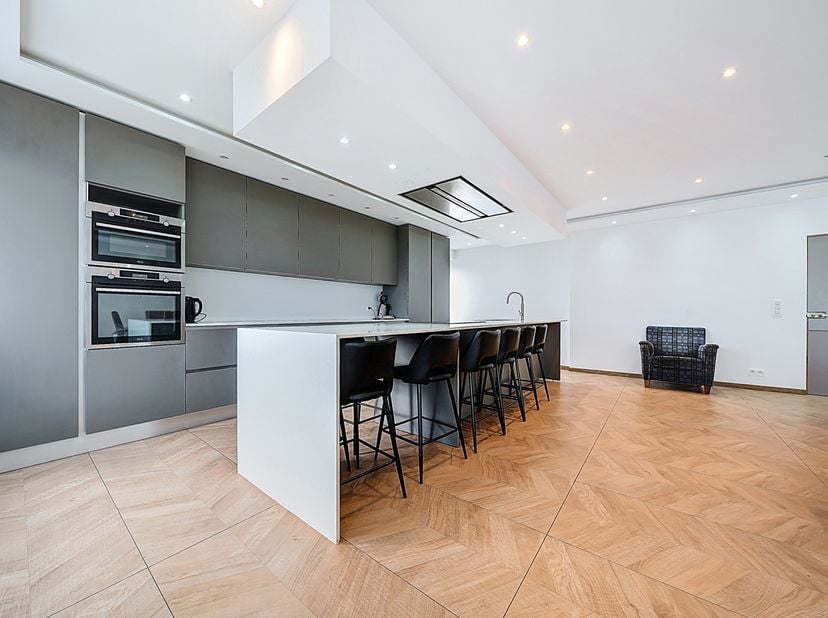Easyhome biedt u dit prachtige ruime appartement met 4 slaapkamers aan, ideaal gelegen op de 6e verdieping van 26 in een gebouw met liften, met veel l