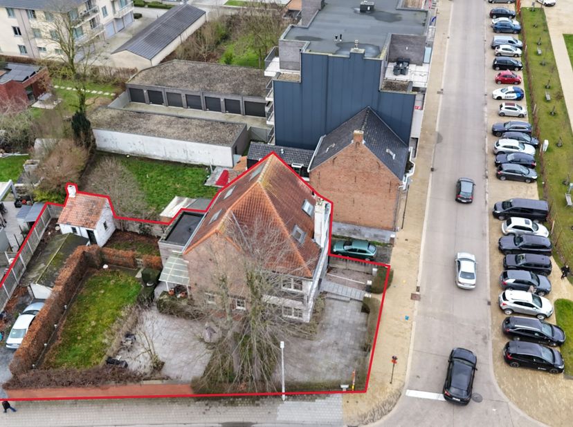 Op de Markt in Houthulst bevindt zich deze unieke en zéér centraal gelegen eigendom. Het pand bestaat uit twee delen: een handelsgelijkvloers (voorhee