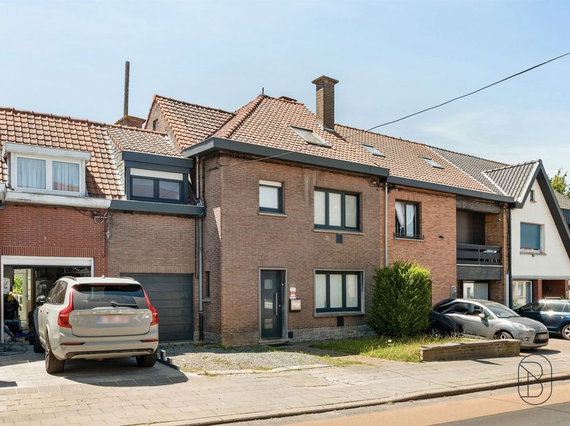 Te koop: Instapklare womet 4 slk en zonnige tuin in Moeskroen<br />
<br />
In een gegeerde woonwijk in Moeskroen bevindt zich deze ruime en instapkl