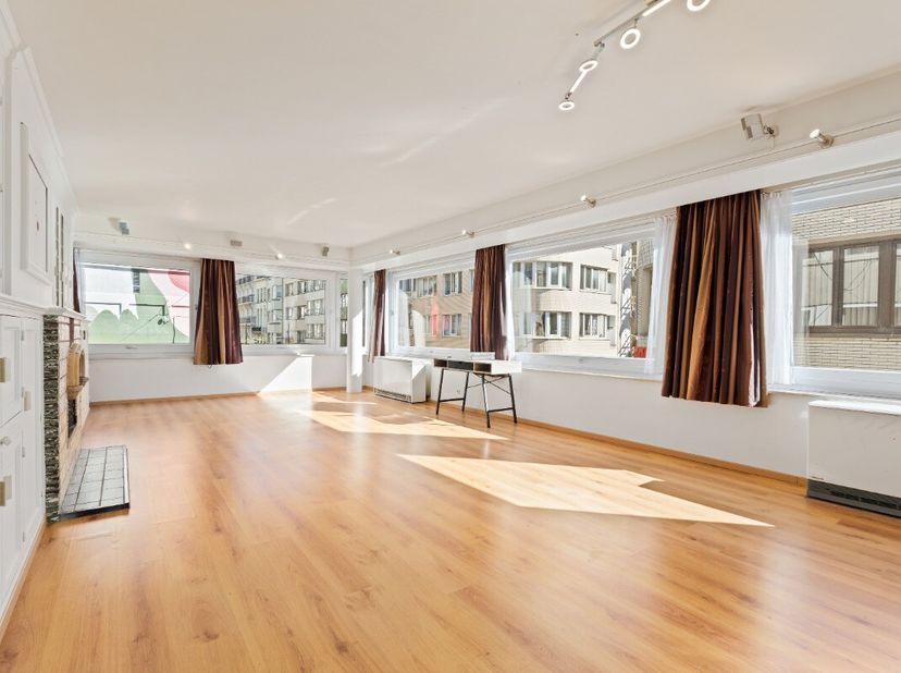 [[ DIT PAND NEEMT DEEL AAN DE ERA OPEN HUIZEN DAG OP 13/6 VAN 17:30 TOT 18:30 ]] Te koop: hoekappartement in het hartje van Oostende, op slechts 100 m