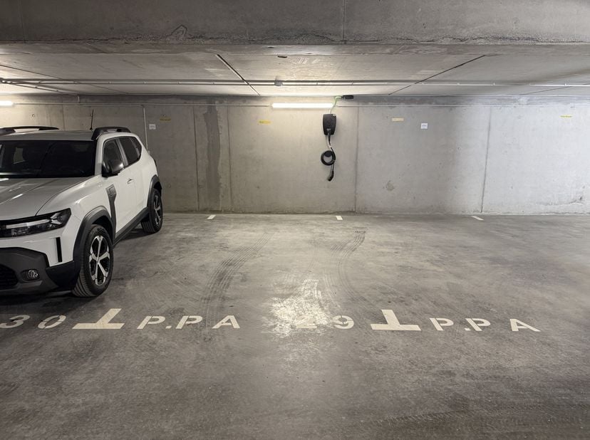 Parkeerplaats met laadpaal in de ondergrondse parking van Panquin. Meteen beschikbaar