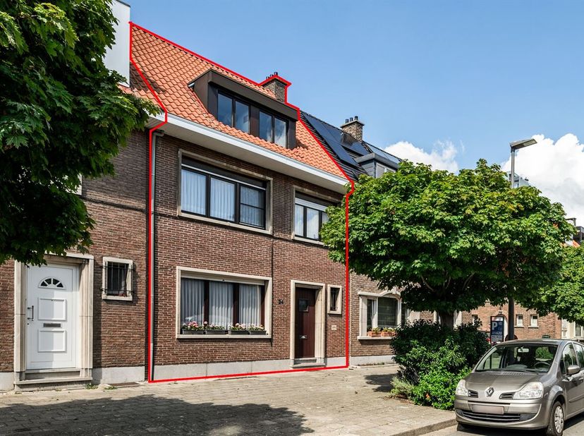 Te renoveren ééngezinswoning (164m²) met 4 slaapkamers, mooie aangelegde tuin, garage op gegeerde locatie te Linkeroever! <br />
Ligging: Rustig geleg