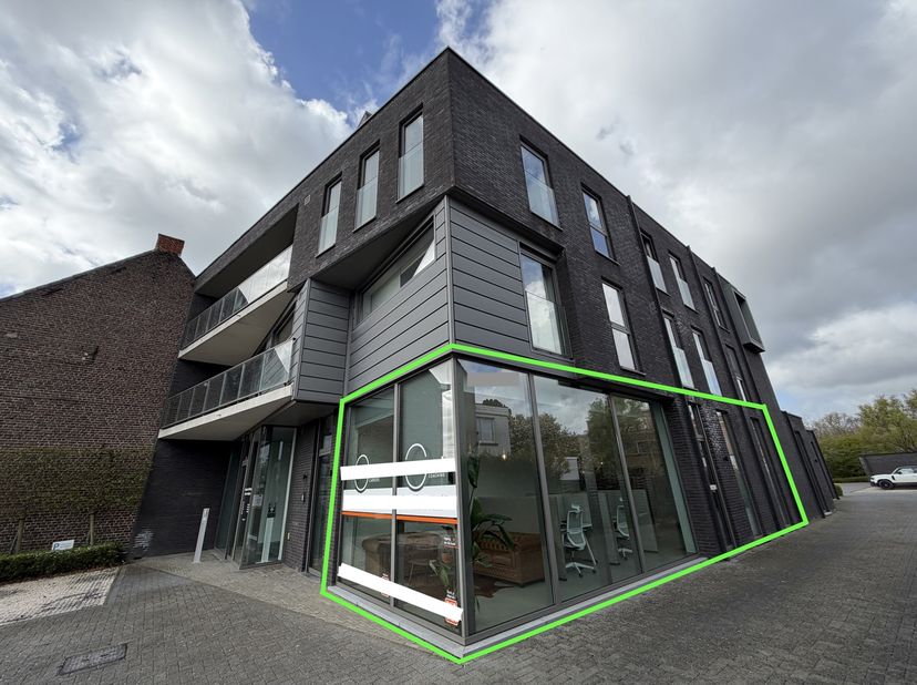 In Merelbeke aan de Hundelgemsesteenweg, vinden we deze kantoorruimte met een oppervlakte van 75m2. Dankzij de directe aansluiting met de R4 (richting