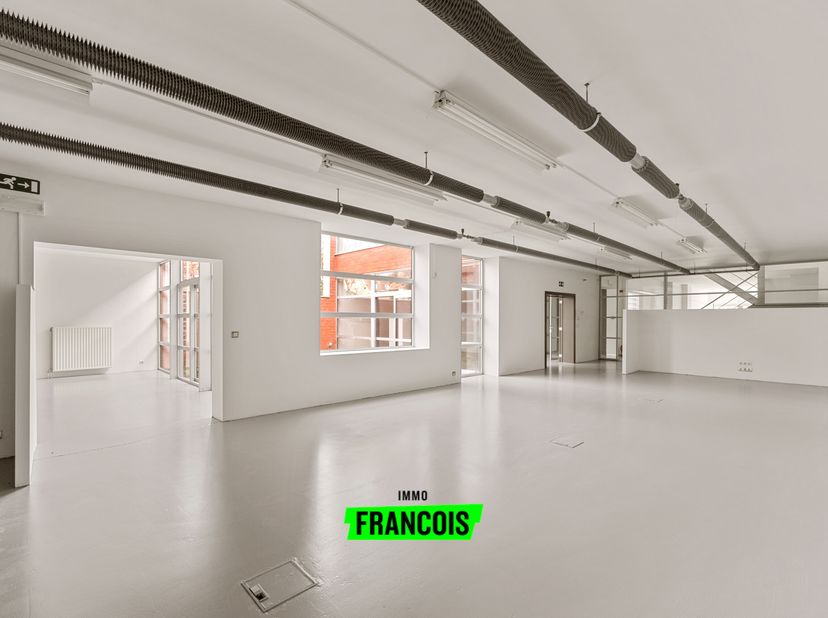 Ontdek deze unieke kans om uw eigen loft te creëren met tal van extra mogelijkheden. Deze loft is uitstekend gelegen langs de Gistelse Steenweg, vlakb