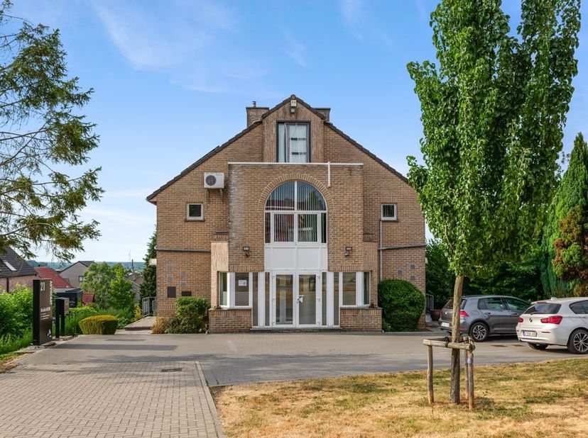 Bent u op zoek naar een ruim en perfect onderhouden appartement op een rustige ligging in Borgloon? Dan is dit prachtige duplexappartement aan Gillebr