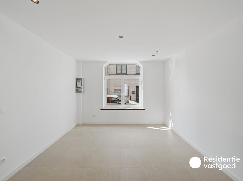 Deze kwalitatief gerenoveerde gesloten bebouwing is gelegen in Bredene en biedt een uitstekende combinatie van hedendaags wooncomfort, een praktische