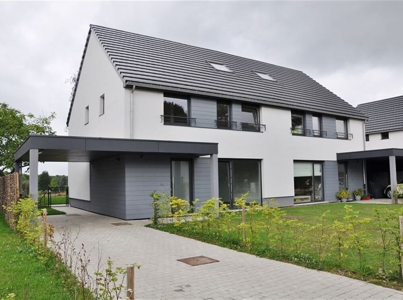 Aangename 3 gevelwoning gebouwd in 2014 met een adembenemend uitzicht. Het bestaat uit: grote inkomhal, woonkamer die uitkomt op de tuin op het westen