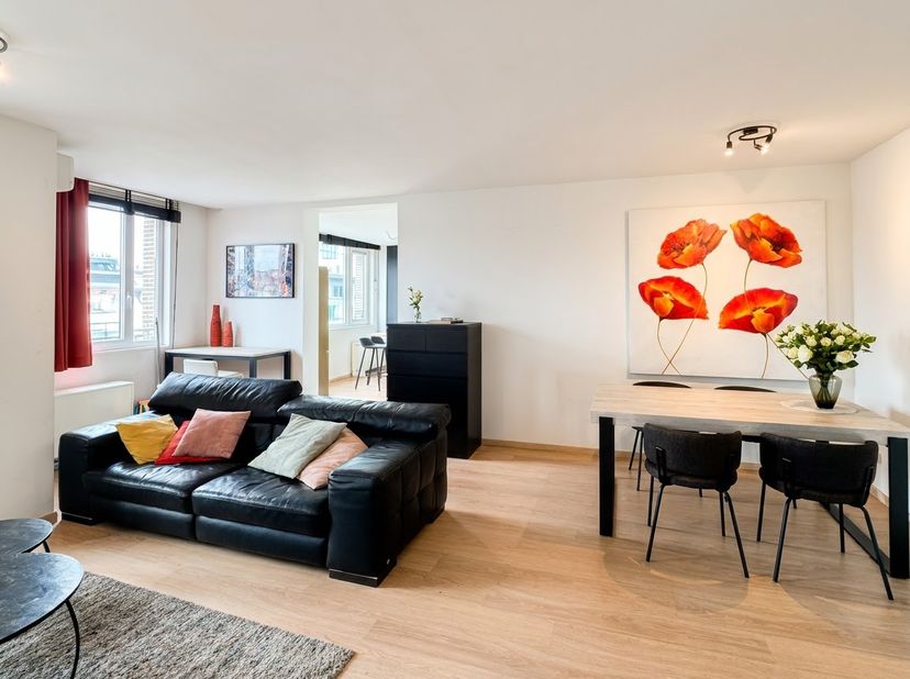 Een appartement dat volledig gemeubileerd is, voorzien van airconditioning, onmiddellijk beschikbaar en instapklaar, in een van de meest praktische en