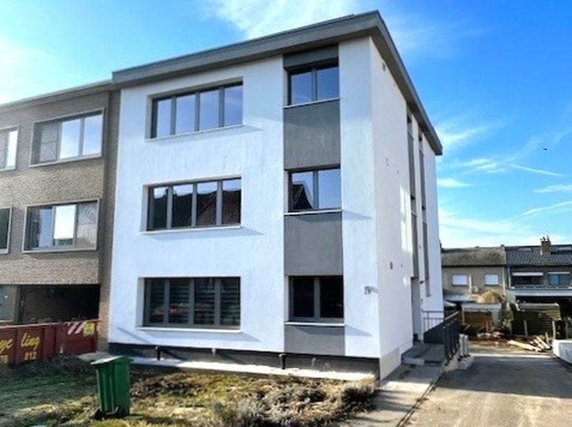 Op fiets- en wandelafstand van Leuven, Abdij van Park, scholen, winkels etc. treft u in een kleinschalig gebouw met slechts 3 appartementen dit pracht
