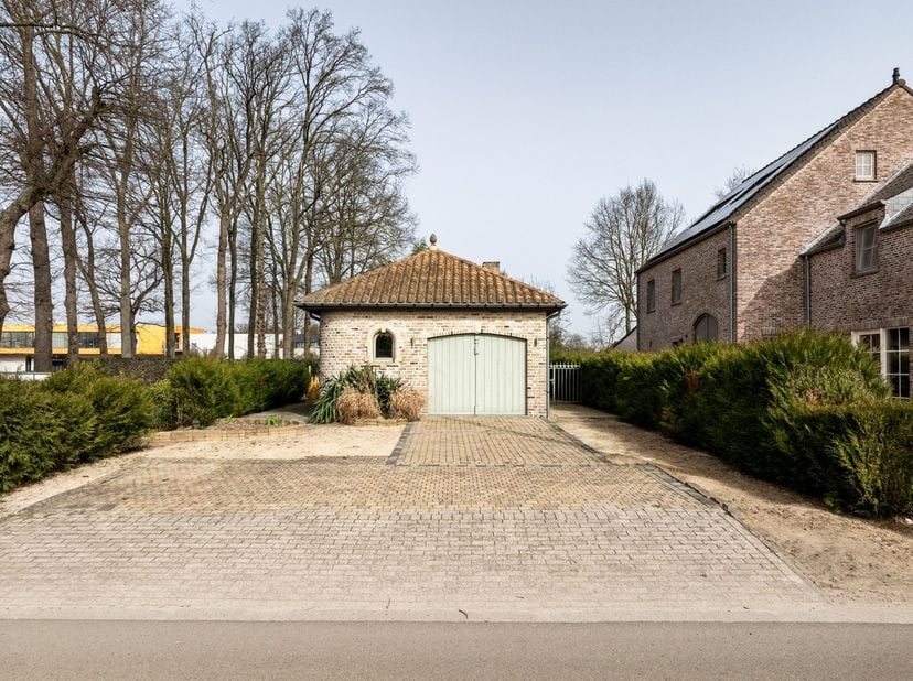 Op een uitstekende, rustige locatie te Bonheiden vindt u deze instapklare gelijkvloerse woning op een ruim perceel van 1.390 m². Deze woning combineer